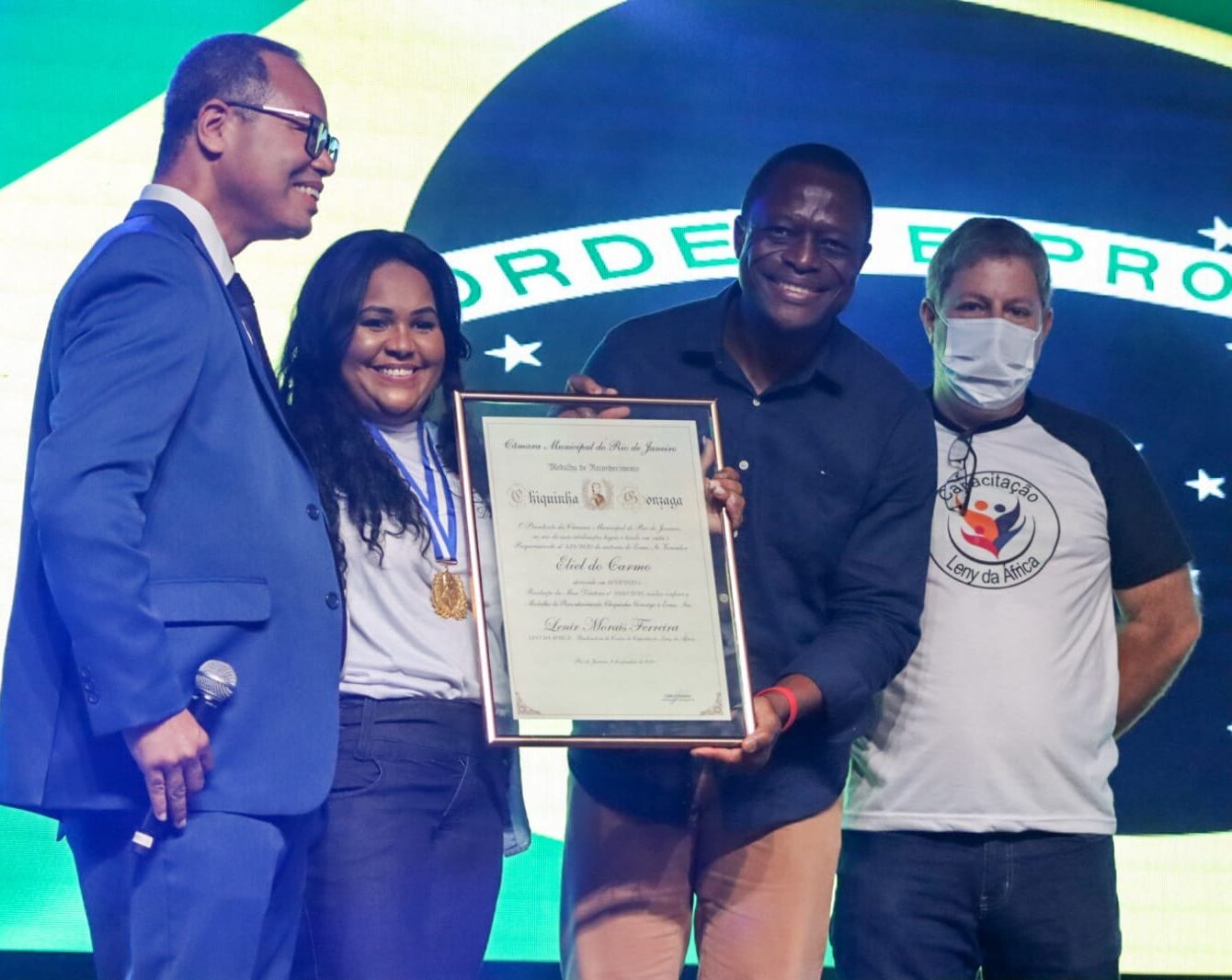 Idealizadora Leny Ferreira recebe a Medalha Chiquinha Gonzaga.